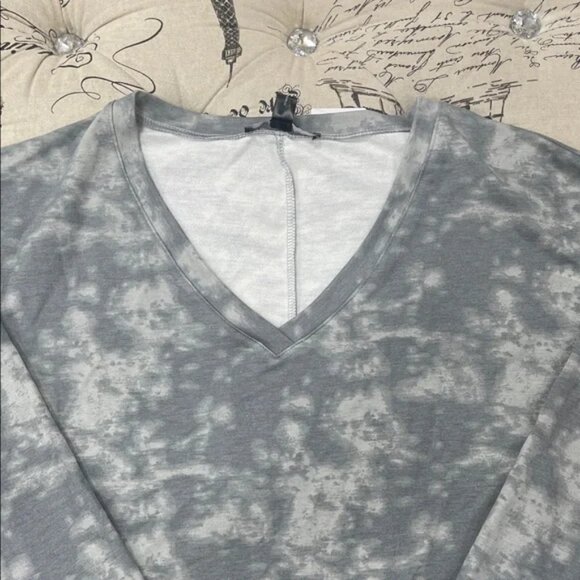 SUPPLY & DEMAND  Gray Tie-Dye Long Sleeve Top - Picture 2 of 9